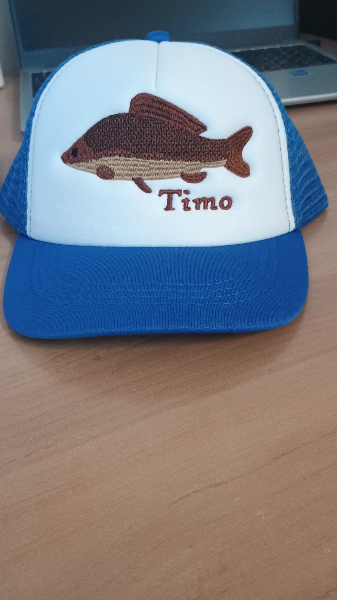 Kappe mit Fisch-Stickerei Timo