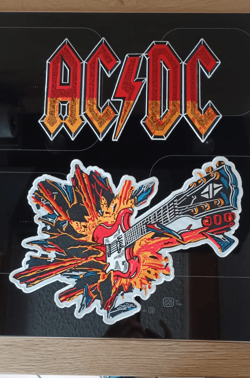 Patches mit AC/DC-Logo und Gitarrenmotiv